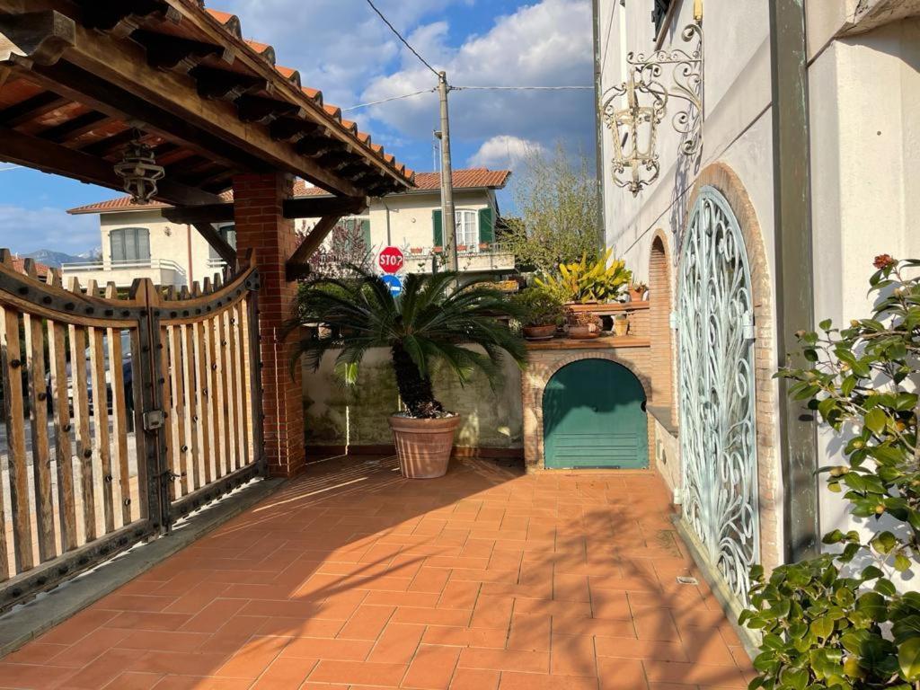 Raffinato Bilocale A Lido Di Camaiore Vicino Al Mare Ngoại thất bức ảnh