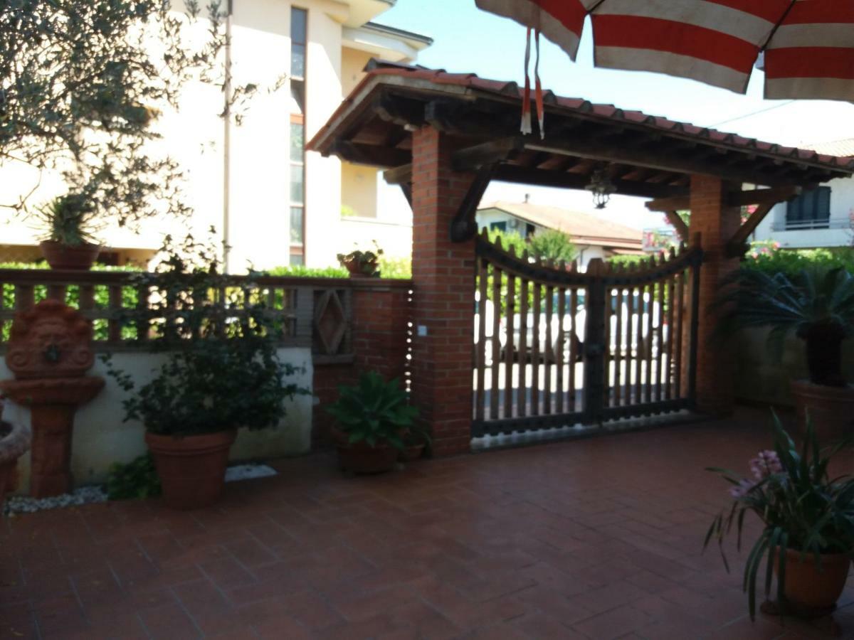 Raffinato Bilocale A Lido Di Camaiore Vicino Al Mare Ngoại thất bức ảnh